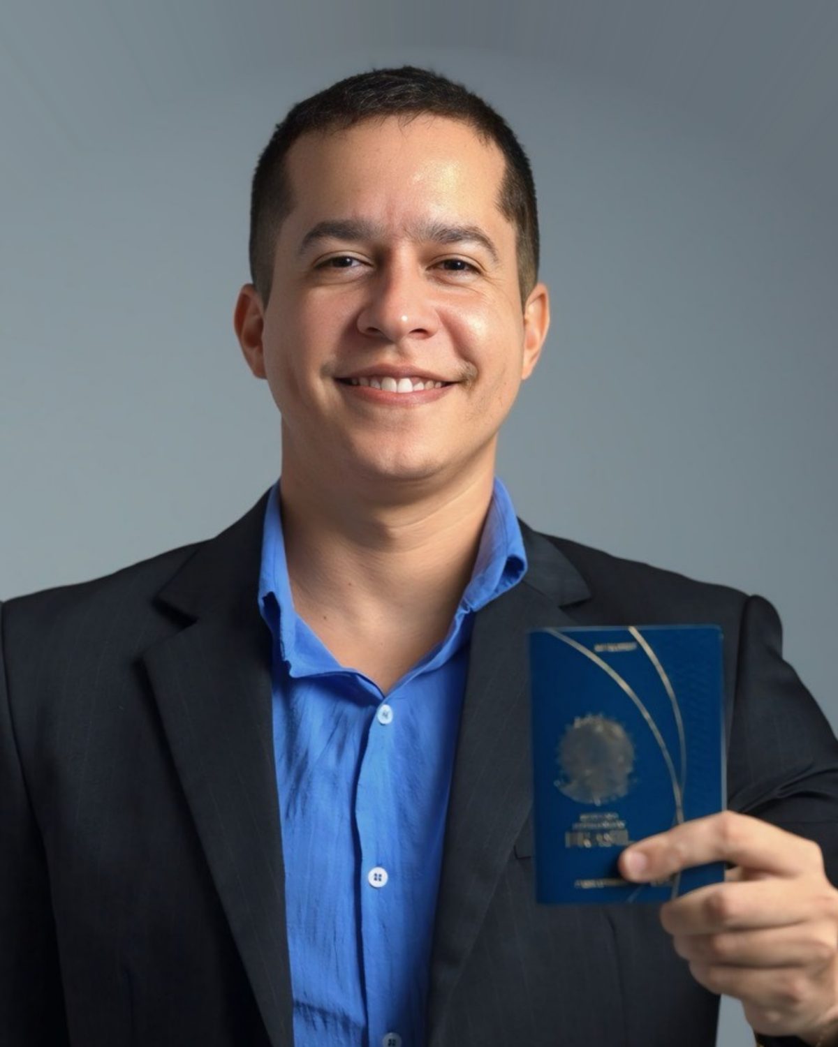 Diego Silva, consultor da Contando Viagens, segurando um passaporte